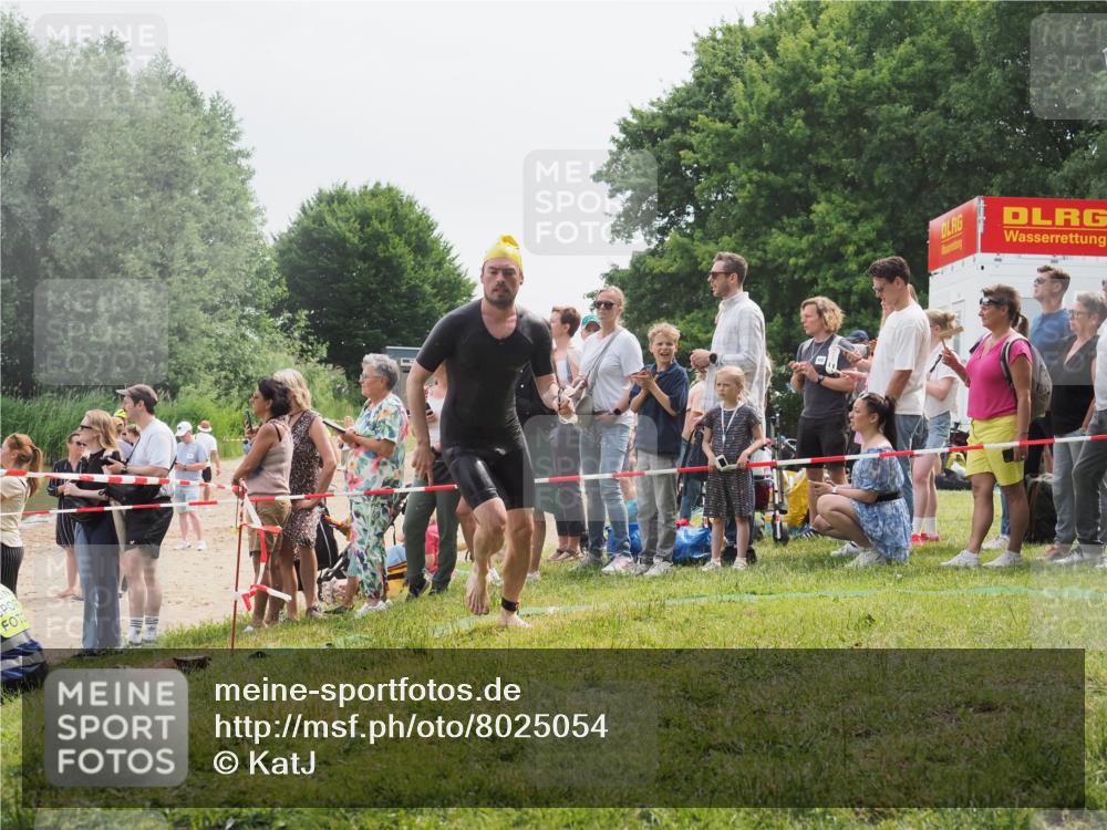 15.06.2025 - 27. Vierlanden-Triathlon KatJ http://msf.ph/oto/8025054 15.06.2025 10:58:20 Schwimmen 710, 762, 769 meine-sportfotos.de