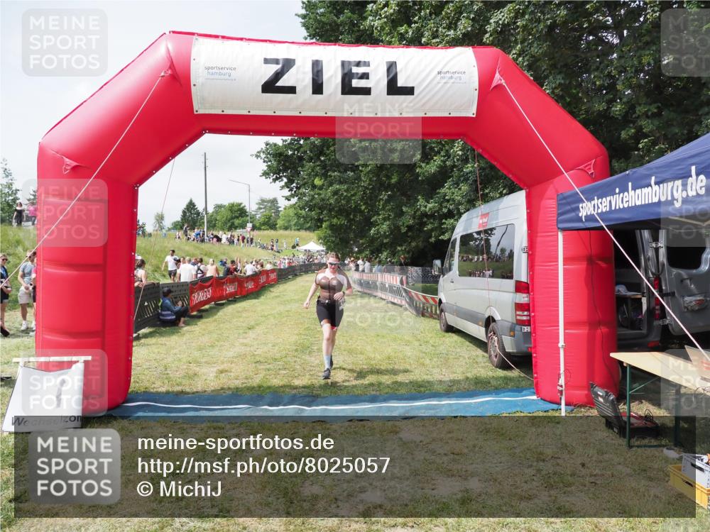 21.06.2025 - 27. Vierlanden-Triathlon MichiJ http://msf.ph/oto/8025057 15.06.2026 11:54:19 Ziel 474 meine-sportfotos.de