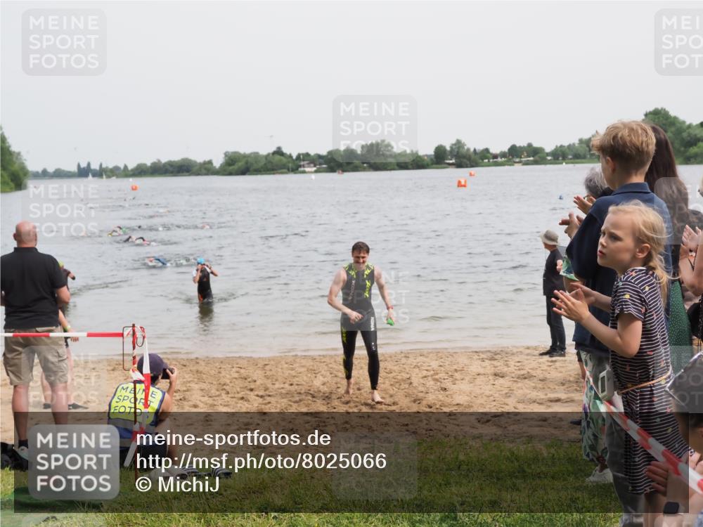 21.06.2025 - 27. Vierlanden-Triathlon MichiJ http://msf.ph/oto/8025066 15.06.2026 10:56:12 Schwimmen 702, 716, 730, 733 meine-sportfotos.de