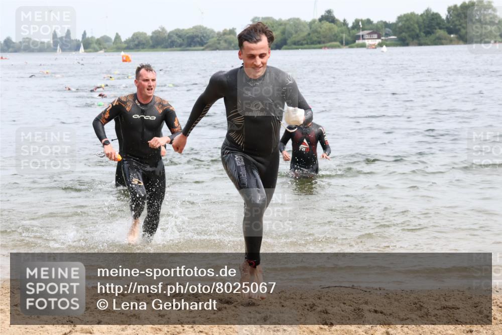 15.06.2025 - 27. Vierlanden-Triathlon Lena Gebhardt http://msf.ph/oto/8025067 15.06.2025 10:56:51 Schwimmen 642, 651, 654, 688, 691, 711, 718, 755 meine-sportfotos.de