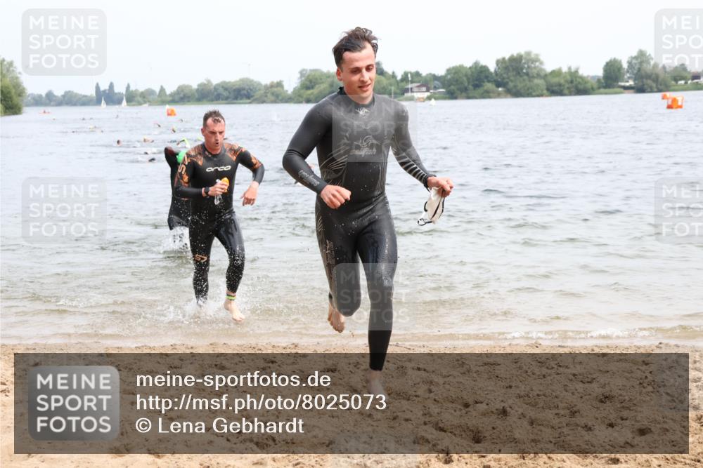 15.06.2025 - 27. Vierlanden-Triathlon Lena Gebhardt http://msf.ph/oto/8025073 15.06.2025 10:56:51 Schwimmen 642, 651, 654, 688, 691, 711, 718, 755 meine-sportfotos.de