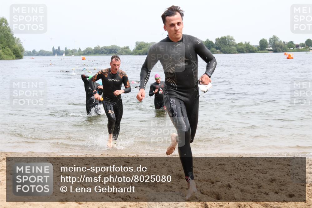 15.06.2025 - 27. Vierlanden-Triathlon Lena Gebhardt http://msf.ph/oto/8025080 15.06.2025 10:56:52 Schwimmen 642, 651, 654, 688, 691, 711, 718, 755 meine-sportfotos.de