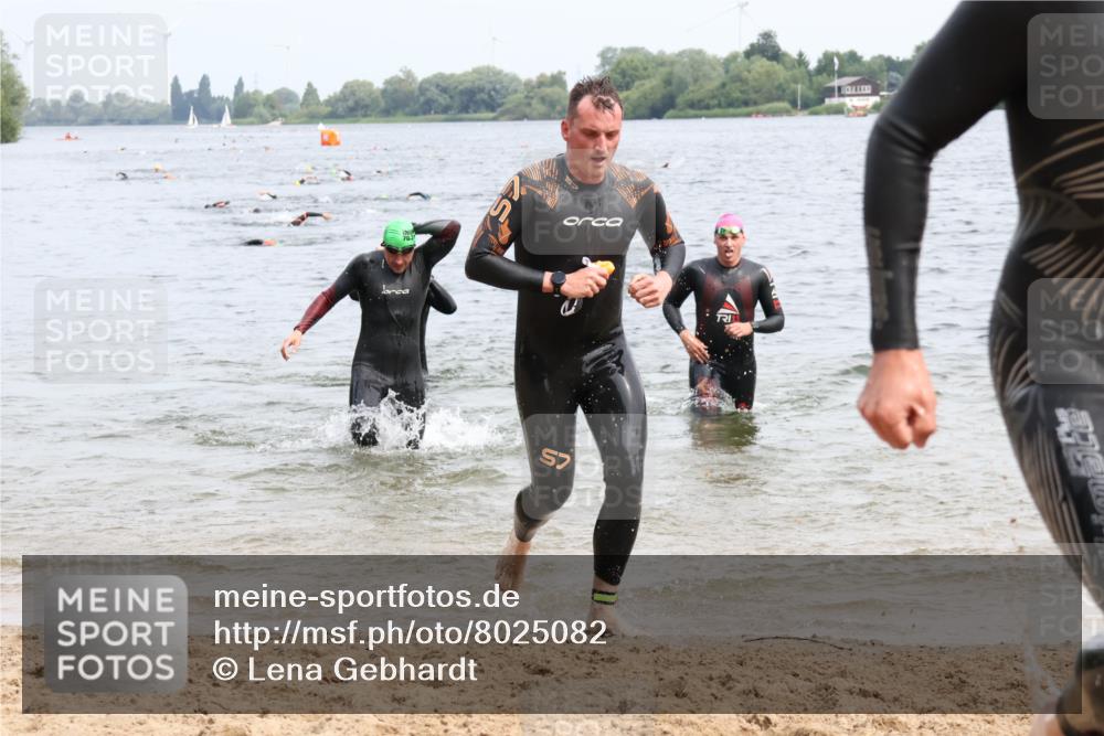 15.06.2025 - 27. Vierlanden-Triathlon Lena Gebhardt http://msf.ph/oto/8025082 15.06.2025 10:56:52 Schwimmen 642, 651, 654, 688, 691, 711, 718, 755 meine-sportfotos.de