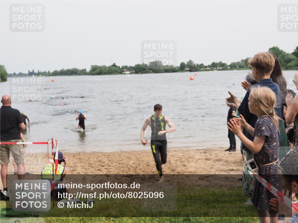21.06.2025 - 27. Vierlanden-Triathlon MichiJ http://msf.ph/oto/8025096 15.06.2026 10:56:12 Schwimmen 702, 716, 730, 733 meine-sportfotos.de