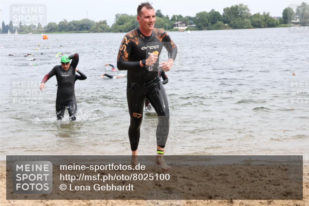 15.06.2025 - 27. Vierlanden-Triathlon Lena Gebhardt http://msf.ph/oto/8025100 15.06.2025 10:56:53 Schwimmen 642, 651, 654, 688, 691, 711, 718, 755 meine-sportfotos.de