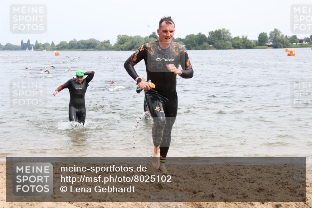 15.06.2025 - 27. Vierlanden-Triathlon Lena Gebhardt http://msf.ph/oto/8025102 15.06.2025 10:56:53 Schwimmen 642, 651, 654, 688, 691, 711, 718, 755 meine-sportfotos.de