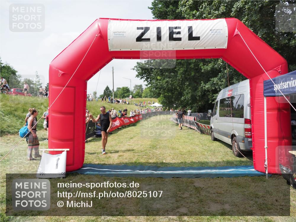 21.06.2025 - 27. Vierlanden-Triathlon MichiJ http://msf.ph/oto/8025107 15.06.2026 11:54:54 Ziel 421 meine-sportfotos.de