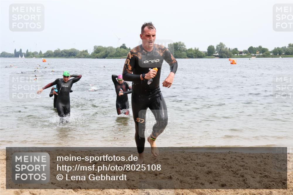 15.06.2025 - 27. Vierlanden-Triathlon Lena Gebhardt http://msf.ph/oto/8025108 15.06.2025 10:56:53 Schwimmen 642, 651, 654, 688, 691, 711, 718, 755 meine-sportfotos.de