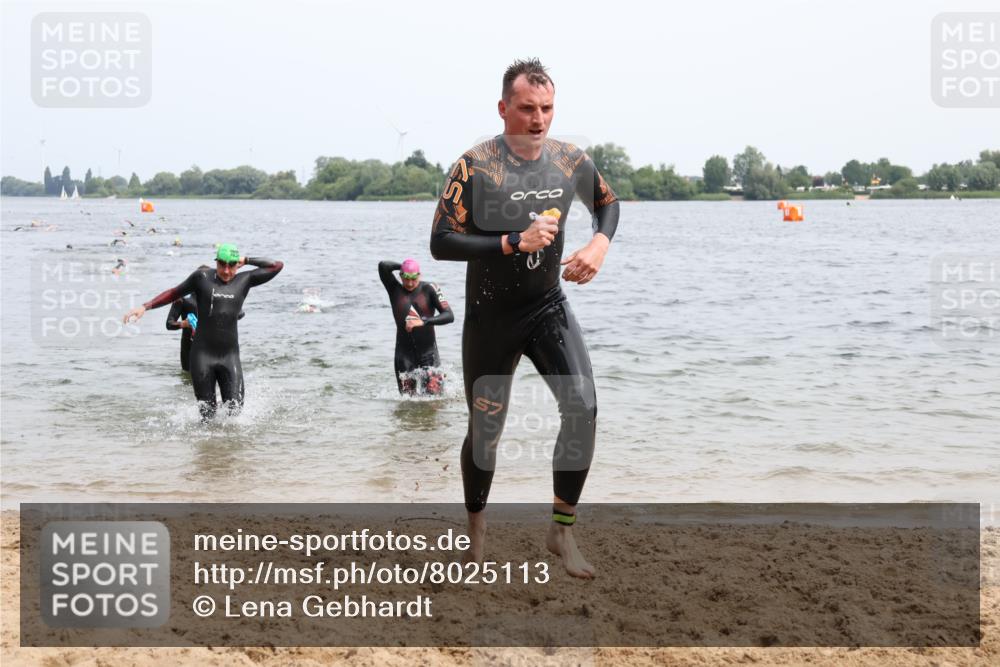 15.06.2025 - 27. Vierlanden-Triathlon Lena Gebhardt http://msf.ph/oto/8025113 15.06.2025 10:56:53 Schwimmen 642, 651, 654, 688, 691, 711, 718, 755 meine-sportfotos.de