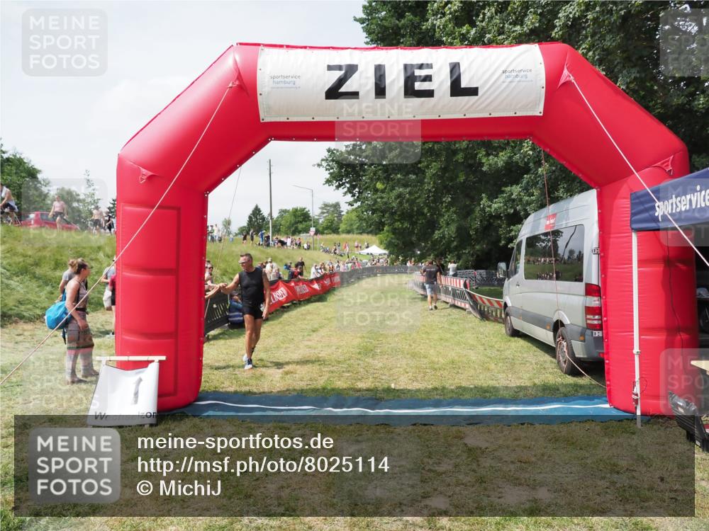 21.06.2025 - 27. Vierlanden-Triathlon MichiJ http://msf.ph/oto/8025114 15.06.2026 11:54:54 Ziel 421 meine-sportfotos.de