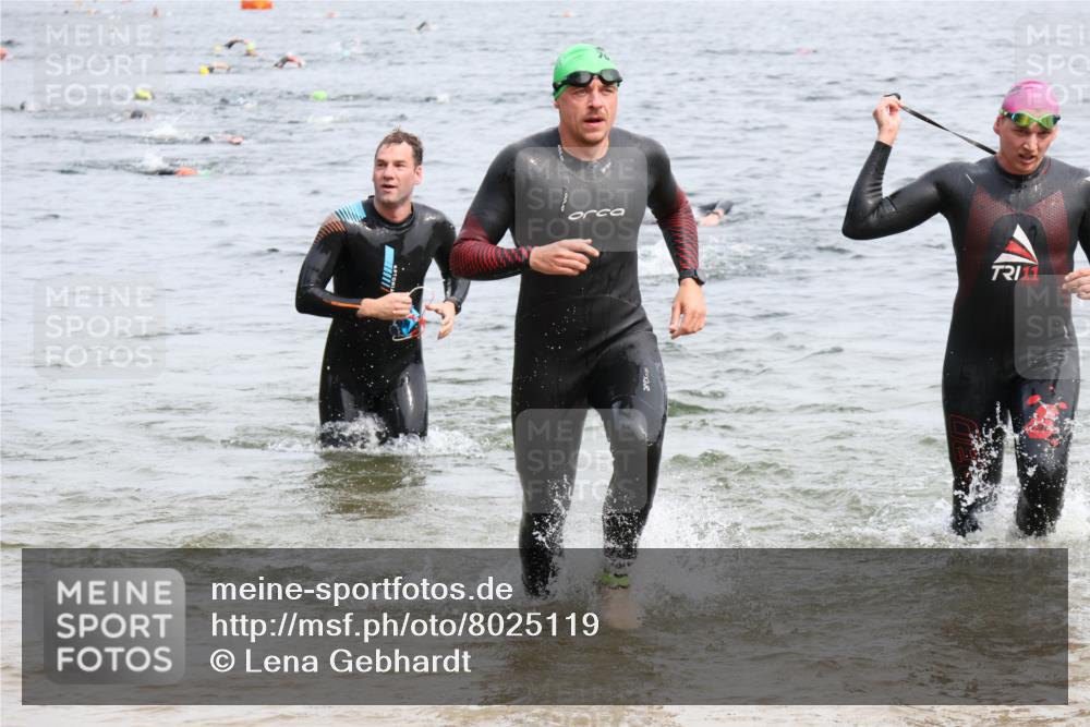 15.06.2025 - 27. Vierlanden-Triathlon Lena Gebhardt http://msf.ph/oto/8025119 15.06.2025 10:56:54 Schwimmen 642, 651, 654, 688, 691, 711, 718, 755 meine-sportfotos.de