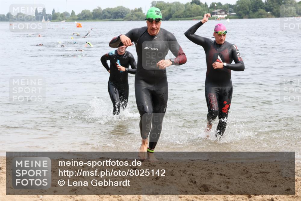 15.06.2025 - 27. Vierlanden-Triathlon Lena Gebhardt http://msf.ph/oto/8025142 15.06.2025 10:56:56 Schwimmen 642, 651, 654, 688, 711, 718, 755 meine-sportfotos.de