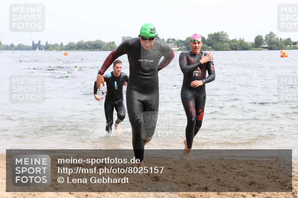 15.06.2025 - 27. Vierlanden-Triathlon Lena Gebhardt http://msf.ph/oto/8025157 15.06.2025 10:56:57 Schwimmen 642, 651, 654, 688, 711, 718, 755 meine-sportfotos.de