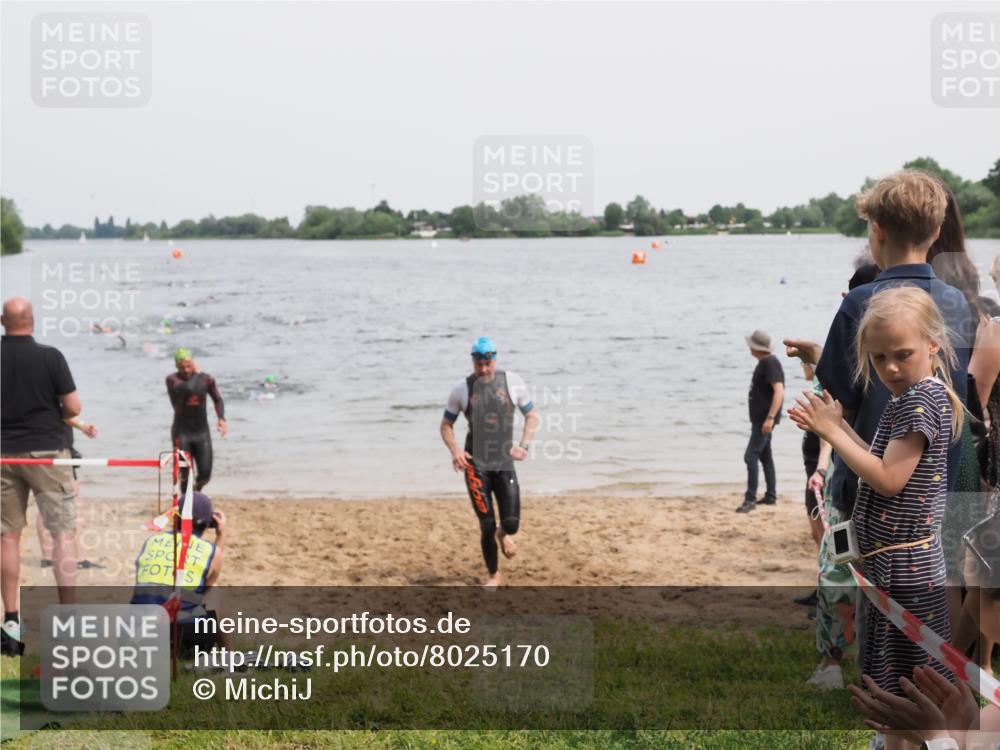 21.06.2025 - 27. Vierlanden-Triathlon MichiJ http://msf.ph/oto/8025170 15.06.2026 10:56:19 Schwimmen 702, 716, 730 meine-sportfotos.de