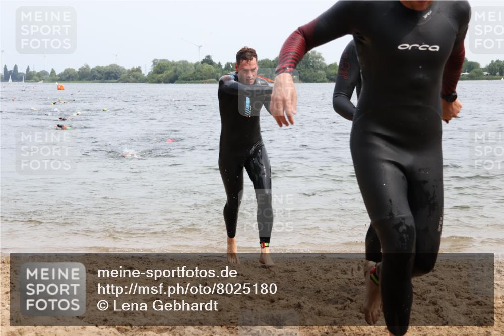 15.06.2025 - 27. Vierlanden-Triathlon Lena Gebhardt http://msf.ph/oto/8025180 15.06.2025 10:56:59 Schwimmen 651, 654, 688, 711, 718, 755 meine-sportfotos.de