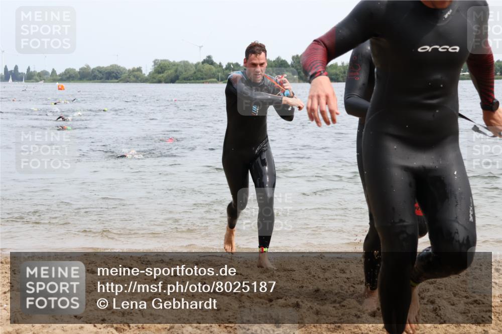 15.06.2025 - 27. Vierlanden-Triathlon Lena Gebhardt http://msf.ph/oto/8025187 15.06.2025 10:56:59 Schwimmen 651, 654, 688, 711, 718, 755 meine-sportfotos.de