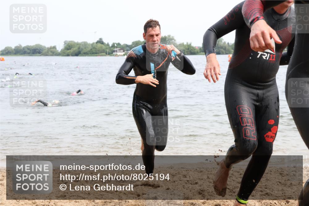 15.06.2025 - 27. Vierlanden-Triathlon Lena Gebhardt http://msf.ph/oto/8025194 15.06.2025 10:56:59 Schwimmen 651, 654, 688, 711, 718, 755 meine-sportfotos.de