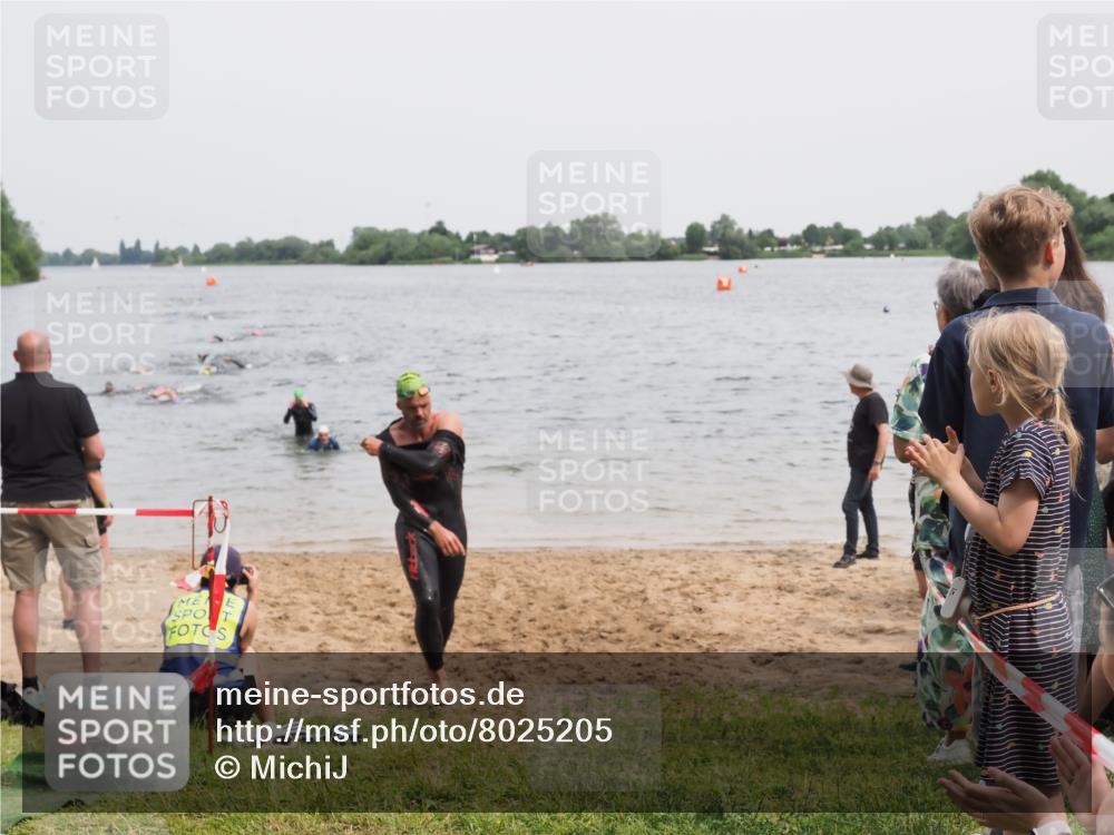 21.06.2025 - 27. Vierlanden-Triathlon MichiJ http://msf.ph/oto/8025205 15.06.2026 10:56:21 Schwimmen 716, 730 meine-sportfotos.de