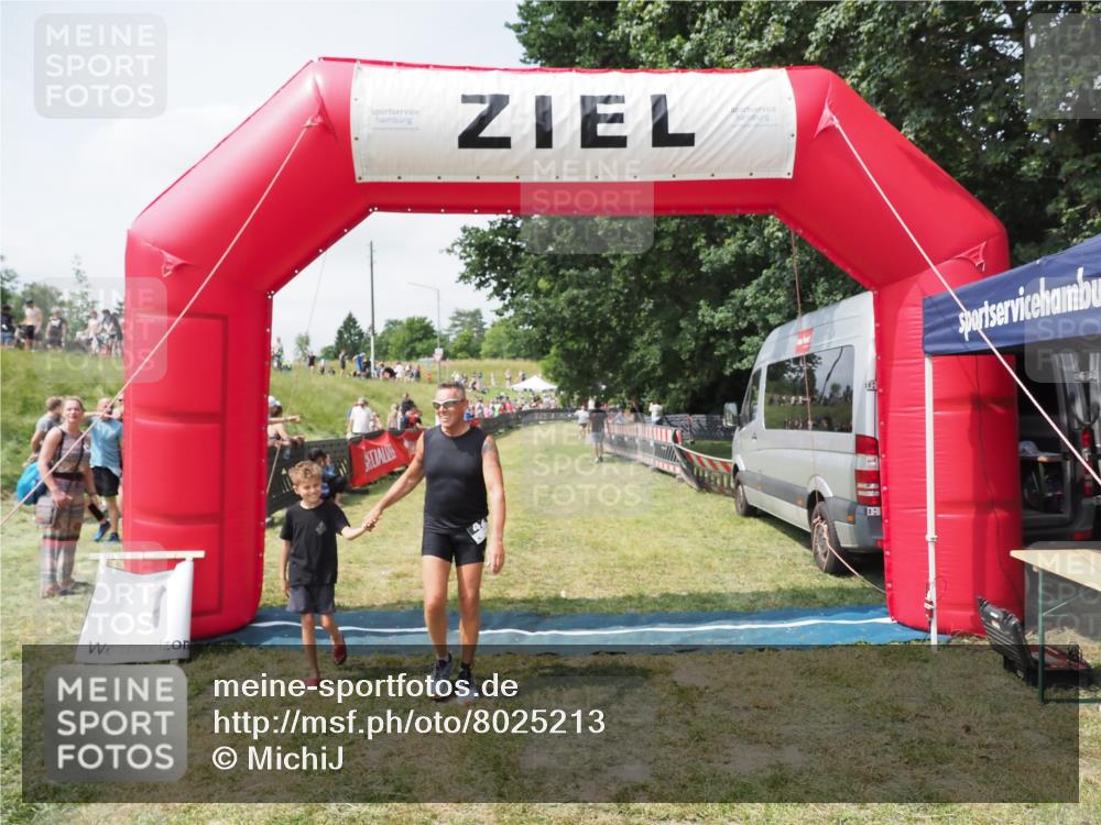 21.06.2025 - 27. Vierlanden-Triathlon MichiJ http://msf.ph/oto/8025213 15.06.2026 11:54:58 Ziel 421 meine-sportfotos.de
