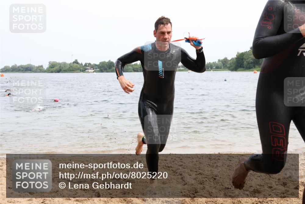 15.06.2025 - 27. Vierlanden-Triathlon Lena Gebhardt http://msf.ph/oto/8025220 15.06.2025 10:57:00 Schwimmen 654, 688, 711, 718, 755 meine-sportfotos.de