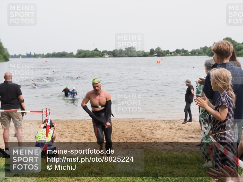 21.06.2025 - 27. Vierlanden-Triathlon MichiJ http://msf.ph/oto/8025224 15.06.2026 10:56:22 Schwimmen 716, 730, 771 meine-sportfotos.de