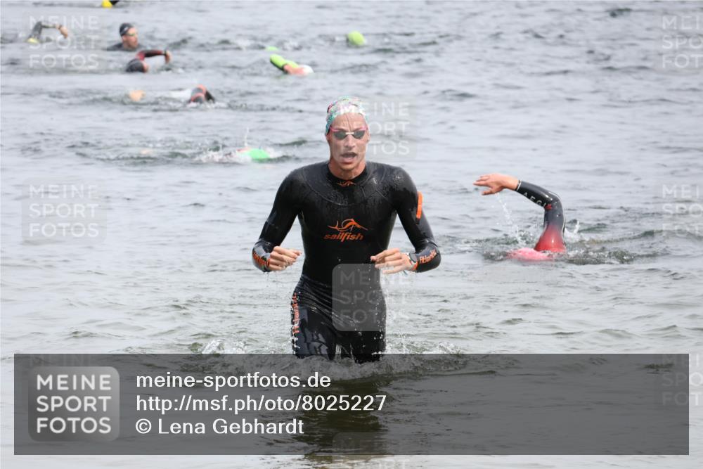 15.06.2025 - 27. Vierlanden-Triathlon Lena Gebhardt http://msf.ph/oto/8025227 15.06.2025 10:57:06 Schwimmen 654, 692, 711, 718 meine-sportfotos.de