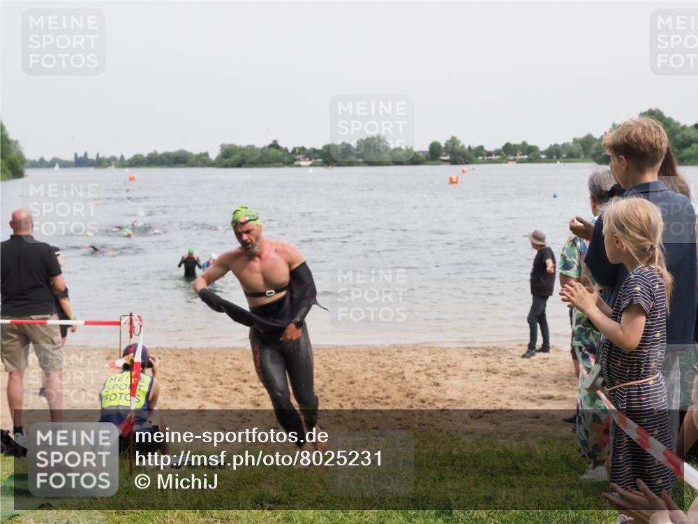 21.06.2025 - 27. Vierlanden-Triathlon MichiJ http://msf.ph/oto/8025231 15.06.2026 10:56:22 Schwimmen 716, 730, 771 meine-sportfotos.de