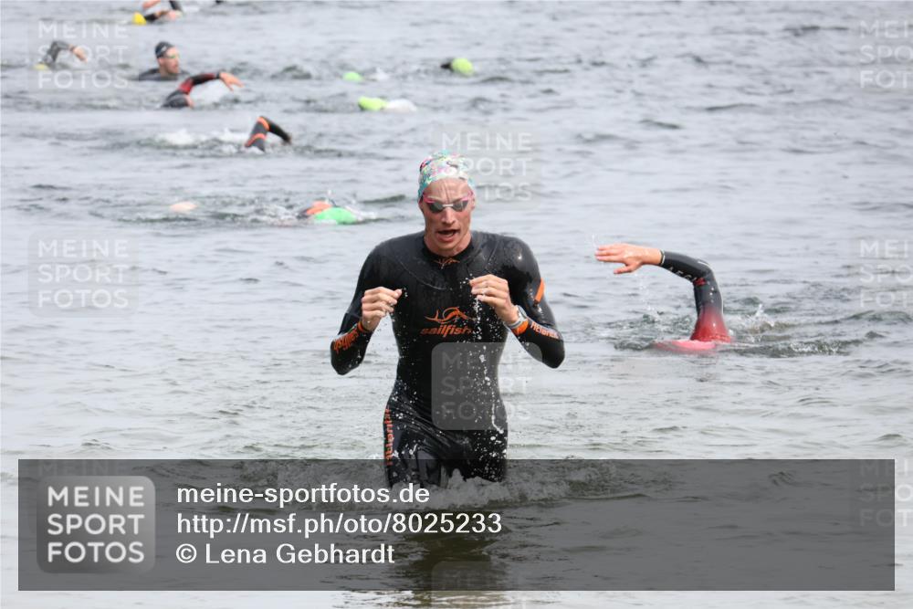 15.06.2025 - 27. Vierlanden-Triathlon Lena Gebhardt http://msf.ph/oto/8025233 15.06.2025 10:57:06 Schwimmen 654, 692, 711, 718 meine-sportfotos.de