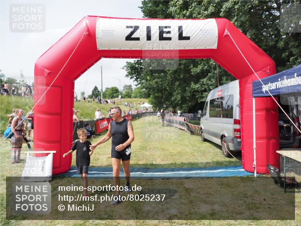 21.06.2025 - 27. Vierlanden-Triathlon MichiJ http://msf.ph/oto/8025237 15.06.2026 11:54:58 Ziel 421 meine-sportfotos.de