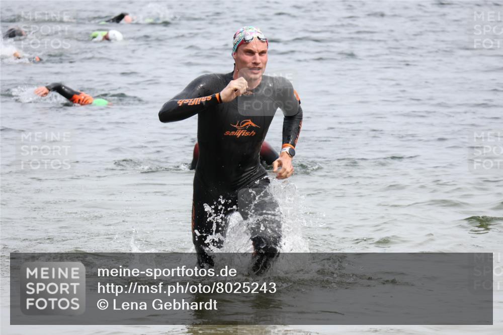 15.06.2025 - 27. Vierlanden-Triathlon Lena Gebhardt http://msf.ph/oto/8025243 15.06.2025 10:57:07 Schwimmen 654, 692, 711, 718 meine-sportfotos.de