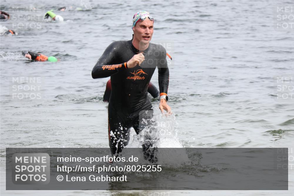 15.06.2025 - 27. Vierlanden-Triathlon Lena Gebhardt http://msf.ph/oto/8025255 15.06.2025 10:57:07 Schwimmen 654, 692, 711, 718 meine-sportfotos.de