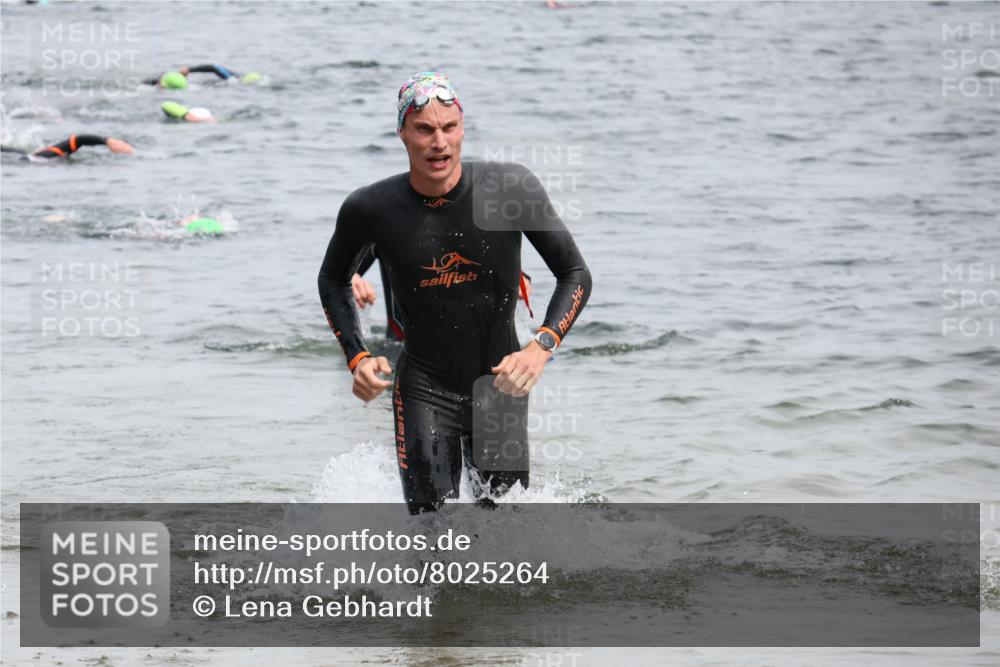 15.06.2025 - 27. Vierlanden-Triathlon Lena Gebhardt http://msf.ph/oto/8025264 15.06.2025 10:57:08 Schwimmen 654, 692, 711, 718 meine-sportfotos.de
