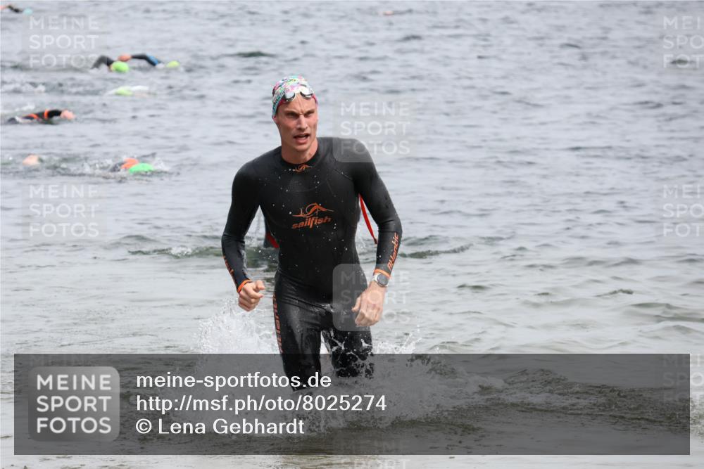 15.06.2025 - 27. Vierlanden-Triathlon Lena Gebhardt http://msf.ph/oto/8025274 15.06.2025 10:57:08 Schwimmen 654, 692, 711, 718 meine-sportfotos.de