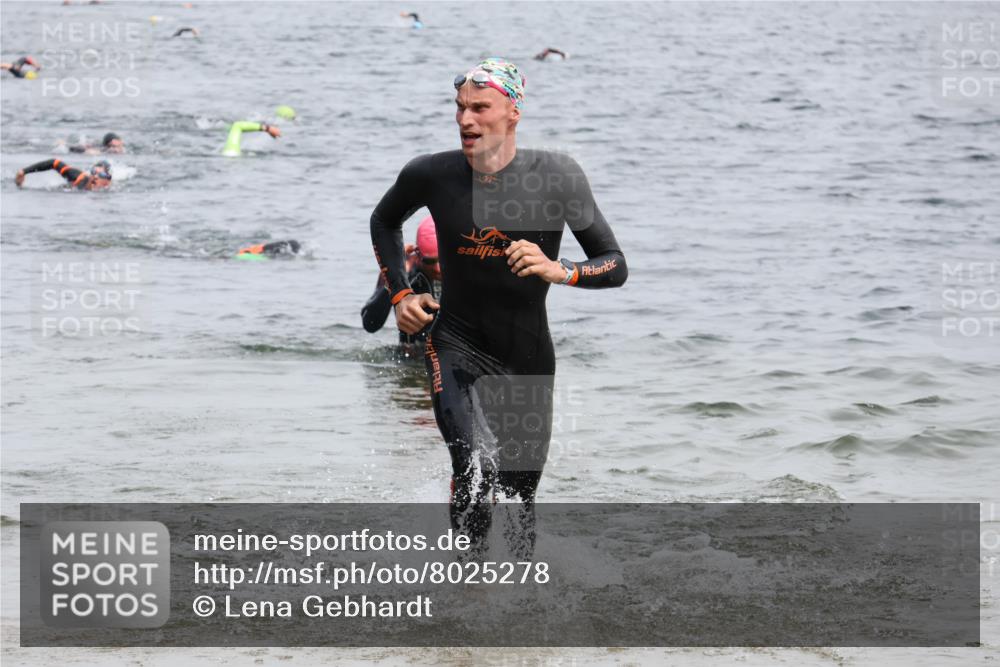 15.06.2025 - 27. Vierlanden-Triathlon Lena Gebhardt http://msf.ph/oto/8025278 15.06.2025 10:57:09 Schwimmen 654, 692, 697, 711, 718 meine-sportfotos.de