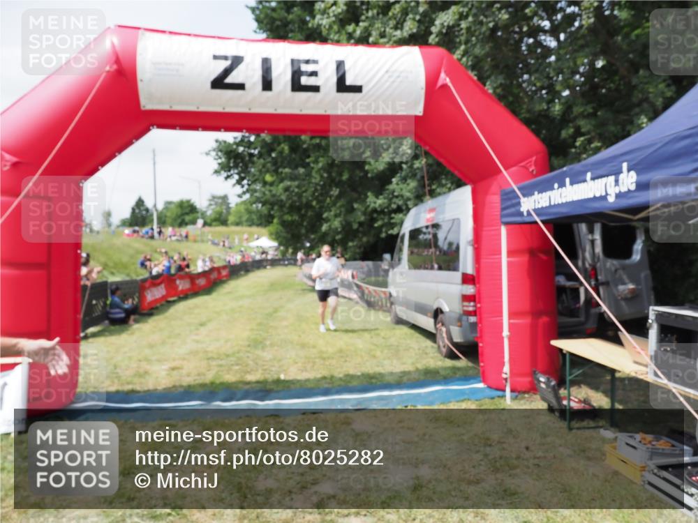 21.06.2025 - 27. Vierlanden-Triathlon MichiJ http://msf.ph/oto/8025282 15.06.2026 11:55:08 Ziel 492 meine-sportfotos.de