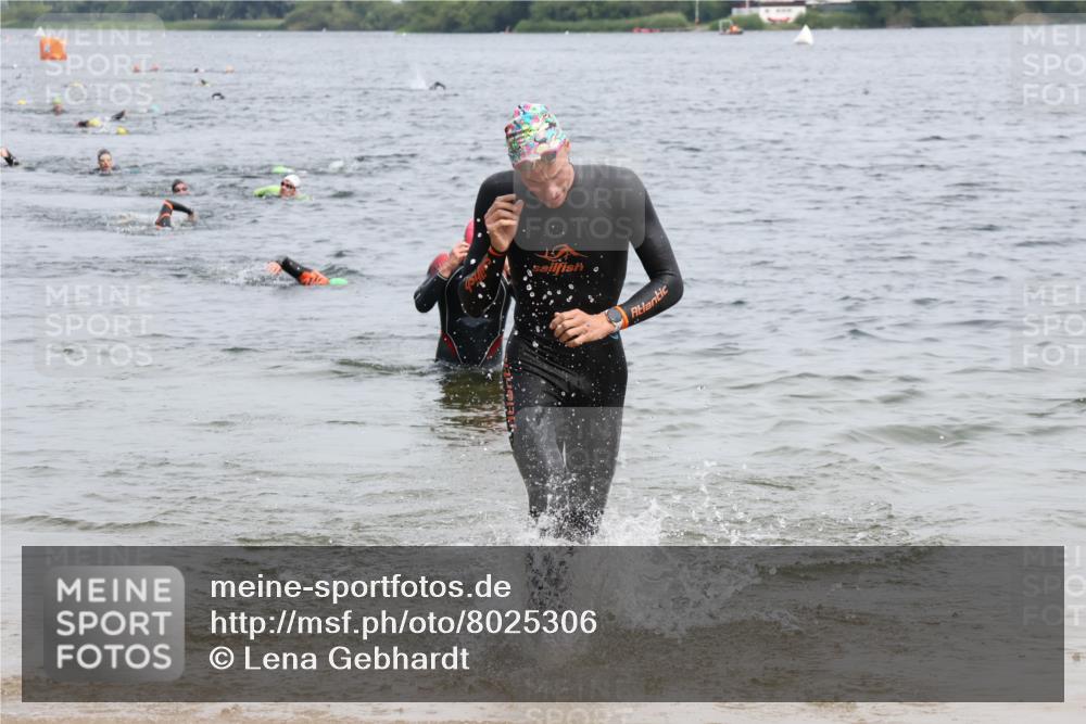 15.06.2025 - 27. Vierlanden-Triathlon Lena Gebhardt http://msf.ph/oto/8025306 15.06.2025 10:57:10 Schwimmen 654, 692, 697 meine-sportfotos.de