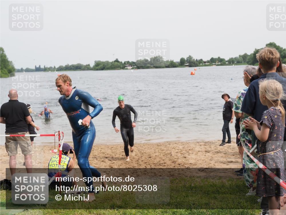 21.06.2025 - 27. Vierlanden-Triathlon MichiJ http://msf.ph/oto/8025308 15.06.2026 10:56:31 Schwimmen 764, 771 meine-sportfotos.de