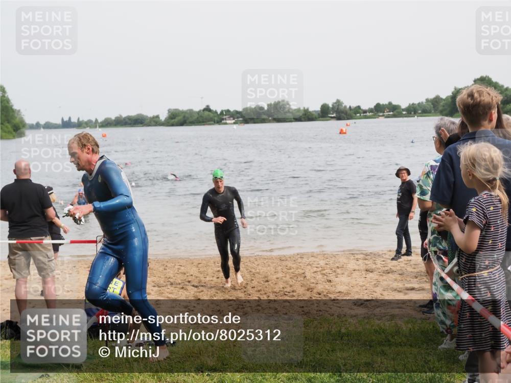 21.06.2025 - 27. Vierlanden-Triathlon MichiJ http://msf.ph/oto/8025312 15.06.2026 10:56:31 Schwimmen 764, 771 meine-sportfotos.de