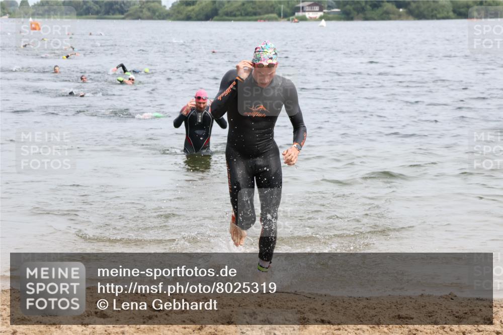15.06.2025 - 27. Vierlanden-Triathlon Lena Gebhardt http://msf.ph/oto/8025319 15.06.2025 10:57:10 Schwimmen 654, 692, 697 meine-sportfotos.de