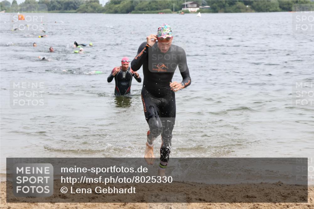 15.06.2025 - 27. Vierlanden-Triathlon Lena Gebhardt http://msf.ph/oto/8025330 15.06.2025 10:57:10 Schwimmen 654, 692, 697 meine-sportfotos.de