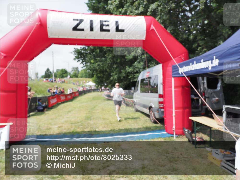 21.06.2025 - 27. Vierlanden-Triathlon MichiJ http://msf.ph/oto/8025333 15.06.2026 11:55:08 Ziel 492 meine-sportfotos.de