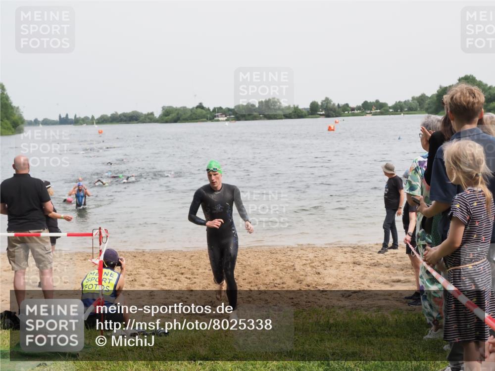 21.06.2025 - 27. Vierlanden-Triathlon MichiJ http://msf.ph/oto/8025338 15.06.2026 10:56:32 Schwimmen 685, 764, 771 meine-sportfotos.de