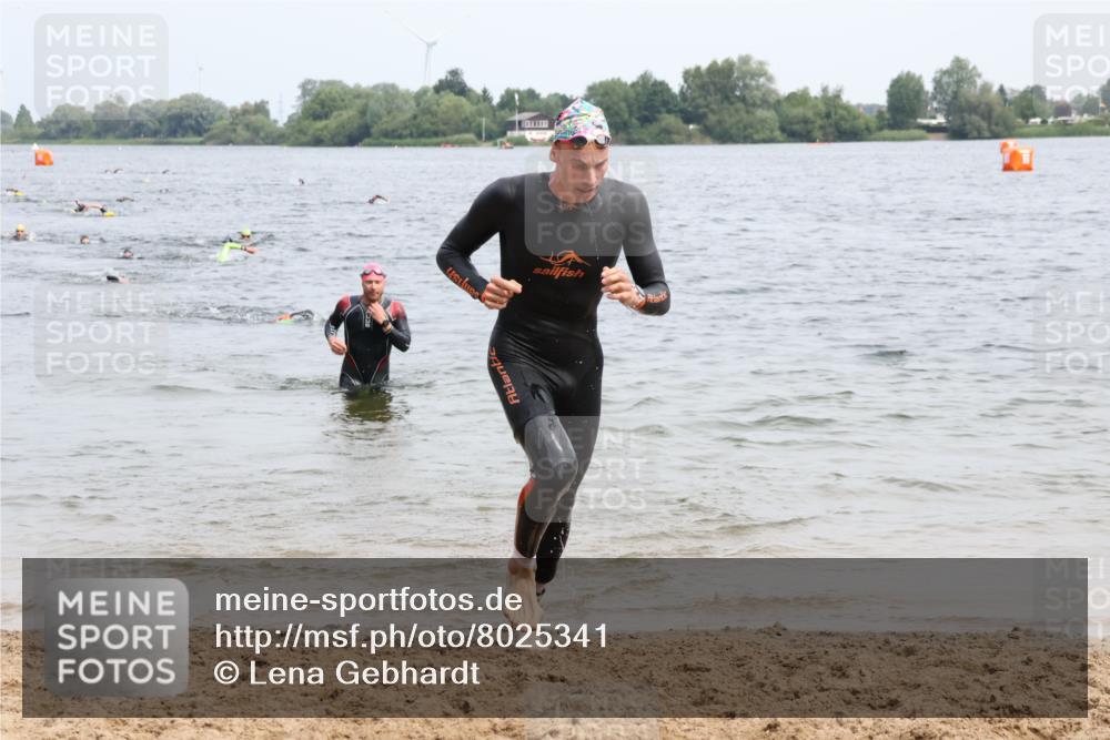 15.06.2025 - 27. Vierlanden-Triathlon Lena Gebhardt http://msf.ph/oto/8025341 15.06.2025 10:57:11 Schwimmen 692, 697 meine-sportfotos.de