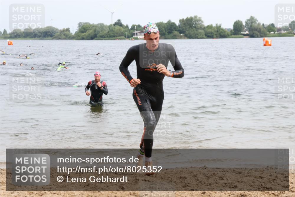 15.06.2025 - 27. Vierlanden-Triathlon Lena Gebhardt http://msf.ph/oto/8025352 15.06.2025 10:57:11 Schwimmen 692, 697 meine-sportfotos.de