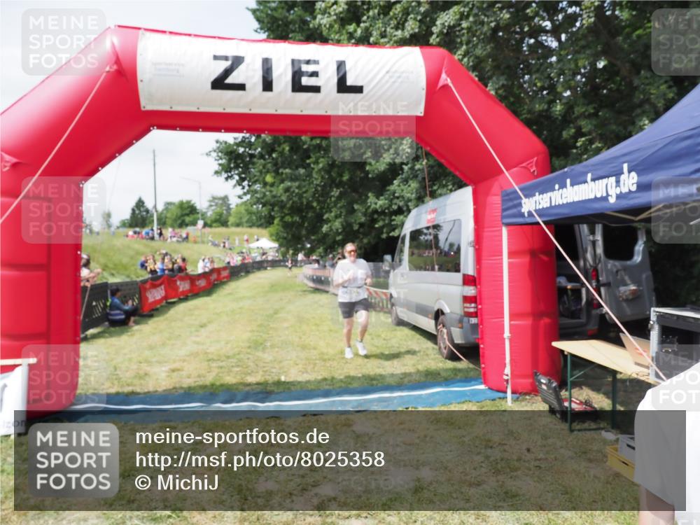 21.06.2025 - 27. Vierlanden-Triathlon MichiJ http://msf.ph/oto/8025358 15.06.2026 11:55:08 Ziel 492 meine-sportfotos.de