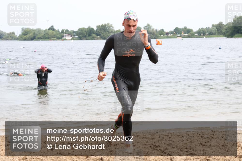 15.06.2025 - 27. Vierlanden-Triathlon Lena Gebhardt http://msf.ph/oto/8025362 15.06.2025 10:57:12 Schwimmen 692, 697 meine-sportfotos.de