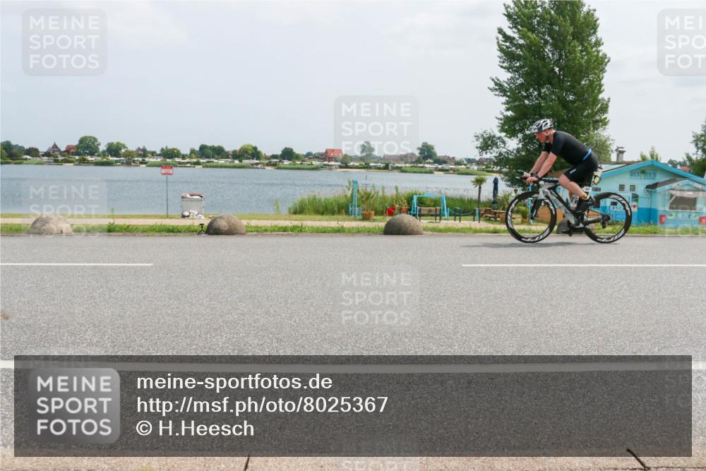 21.06.2025 - 27. Vierlanden-Triathlon H.Heesch http://msf.ph/oto/8025367 15.06.2025 12:06:50 Radfahren 825, 852, 959 meine-sportfotos.de