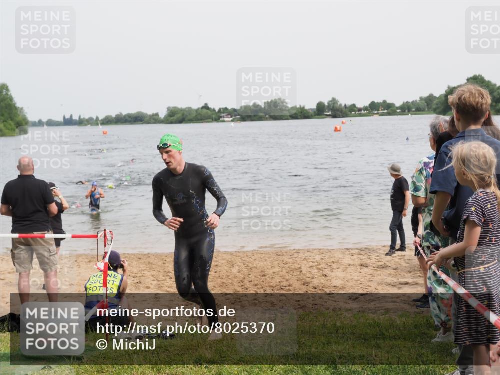 21.06.2025 - 27. Vierlanden-Triathlon MichiJ http://msf.ph/oto/8025370 15.06.2026 10:56:33 Schwimmen 685, 764, 771 meine-sportfotos.de