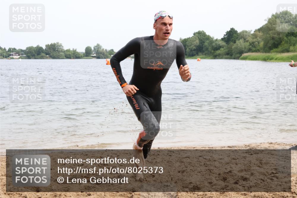 15.06.2025 - 27. Vierlanden-Triathlon Lena Gebhardt http://msf.ph/oto/8025373 15.06.2025 10:57:12 Schwimmen 692, 697 meine-sportfotos.de