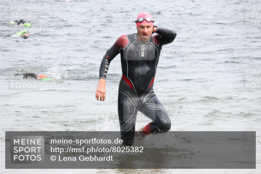 15.06.2025 - 27. Vierlanden-Triathlon Lena Gebhardt http://msf.ph/oto/8025382 15.06.2025 10:57:16 Schwimmen 692, 697 meine-sportfotos.de